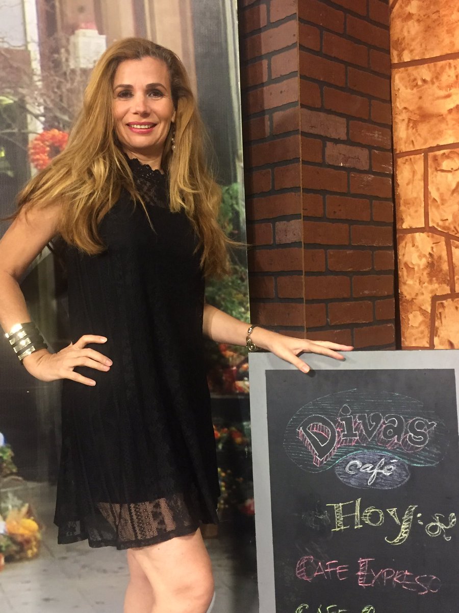 4DivasCafe's tweet photo. ¡Comenzamos! Con @ivonneazar  y Elvira De la Peña #EnVivo https://t.co/8RMaeswsh4