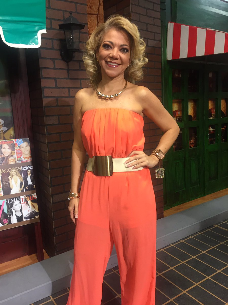 4DivasCafe's tweet photo. ¡Comenzamos! Con @ivonneazar  y Elvira De la Peña #EnVivo https://t.co/8RMaeswsh4