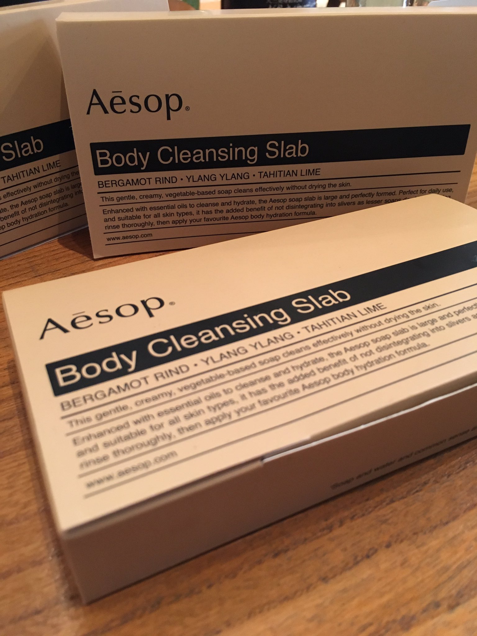 1ldk Apartments Aesopのボディクレンジングスラブ この箱いっぱいに石鹸がはいっており 結構長く使っていただけます もちろんご家庭用としても 実用性のある贈り物としても 2 000 Tax