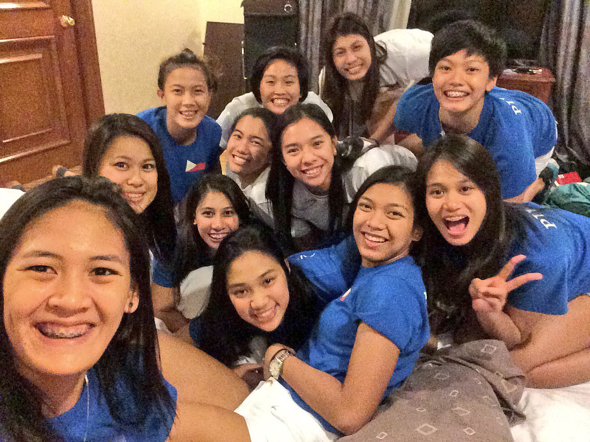 AlyssaValdez2's tweet photo. Happy Birthday @marivicmeneses! Love you kahit bully ka. 💕 (Hi girls! Miss you! #U23) https://t.co/qJ1Z7UG21L