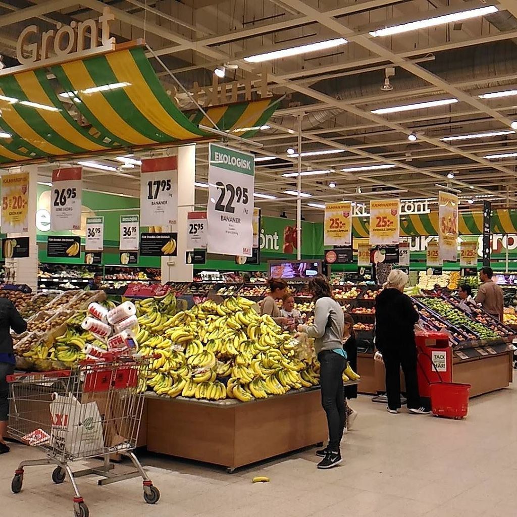 Fukuya北欧ヴィンテージ食器 雑貨 スウェーデンの大型スーパーの果物売り場 バナナコーナーが大きい 北欧は5カ国全部が ヨーロッパにおける一人あたりバナナ消費量トップ10に入るほどバナナ好き ちなみにヨーロッパ1位はア T Co Mn7xgumbc4