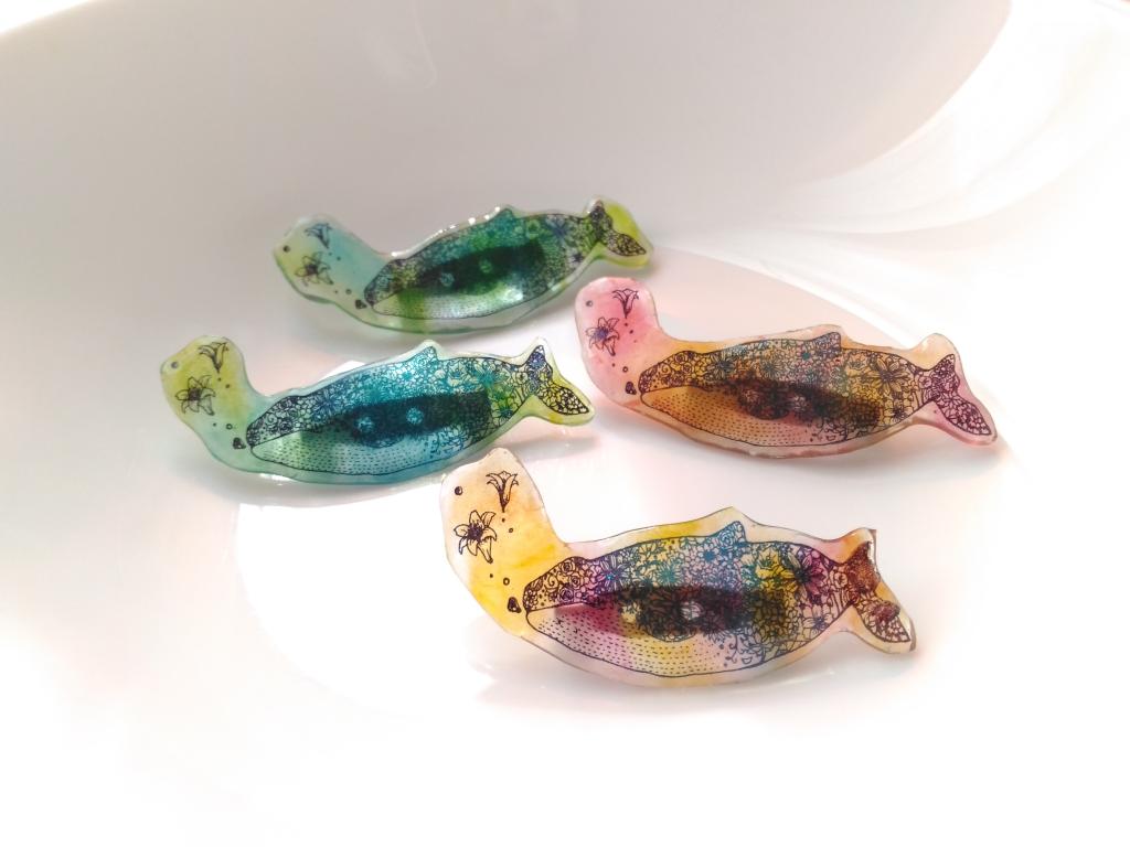 route_168's tweet photo. 花くじらバッジ【さえ】 　#くじら #クジラ #whale #花 #flower #プラ板 #プラバン #レジン #ハンドメイド #手作り #art #handmade #バッジ #ブローチ #レジンクラフト #イラストレーション #イラスト #illustration https://t.co/GS3RGVA0MR