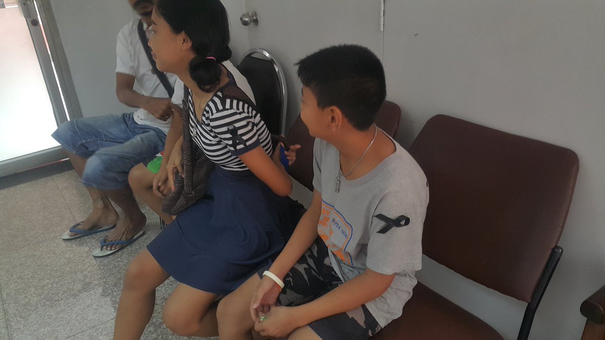 #จราจรสำโรงใต้ ได้จัดทำและแจกจ่ายริบบิ้นดำให้กับประชาชนที่มาใช้บริการบนสถานีตำรวจครับ <a href="/js100radio/">JS100Radio</a> <a href="/TRS995radio/">TRS สถานีจราจรเพื่อสังคม</a> <a href="/fm91trafficpro/">FM91 Trafficpro</a> <a href="/traffy/">Traffy.in.th</a>