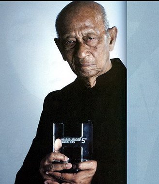 Crazy_Kob's tweet image. อาสีเทาหรือจรัล เพ็ชรเจริญ ตลกอาวุโสเสียชีวิตแล้วด้วยวัย84ปี ด้วยอาการปอดติดเชื้อเมื่อ 2.19 น. 17ต.ค.59  #SpringNews cr.Dechathorn Rungraung