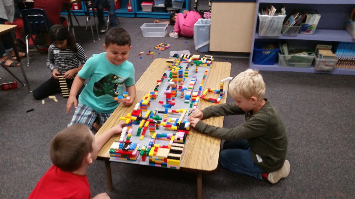 RiosRobots's tweet photo. Lego City #lego #computerscience #buildingcoders @CajonValleyUSD https://t.co/bjSKkfSoTv