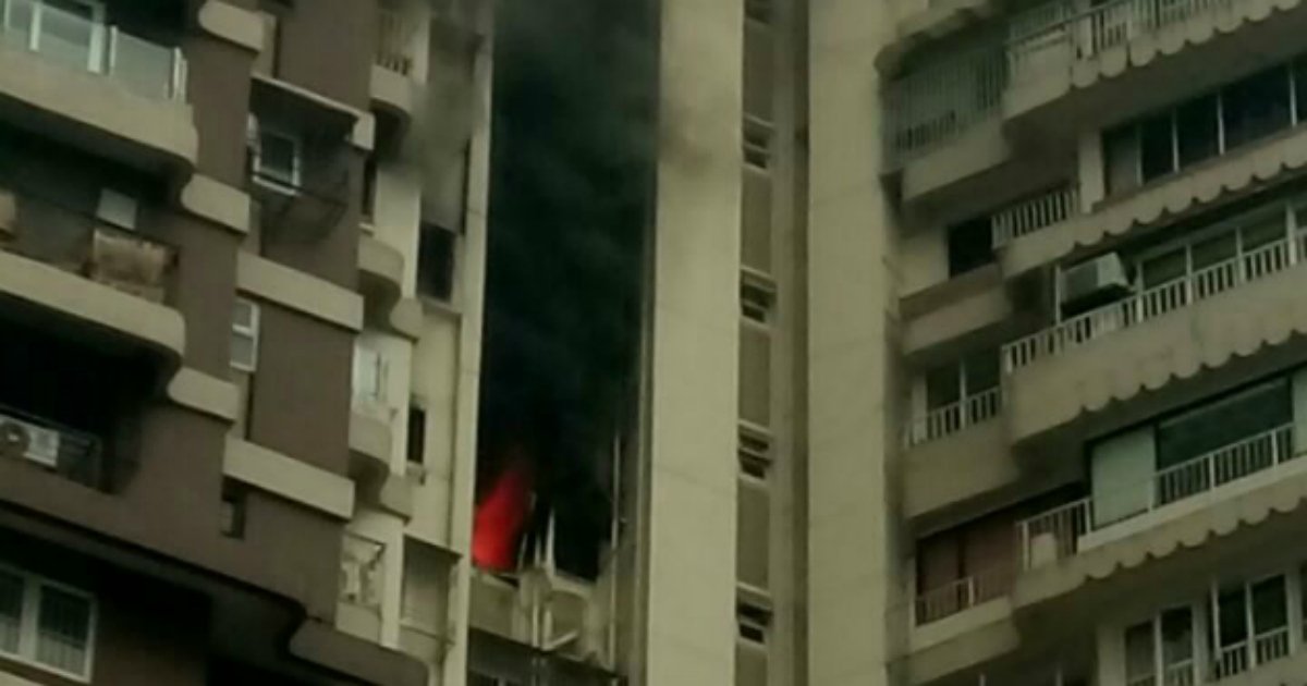 firstpost's tweet photo. #SouthMumbai: Major fire at #MakerTower leaves two dead; 11 rescued https://t.co/3eguUoox3o https://t.co/eRAbx3bh6l