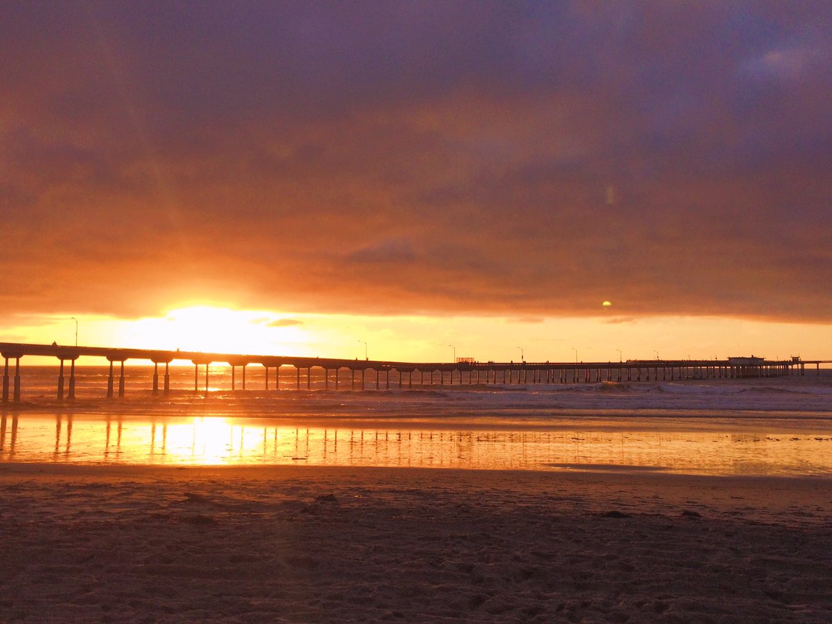 charmofwanders's tweet photo. Watching the sunset @ San Diego beach 😍 https://t.co/pKSpJF3Myh