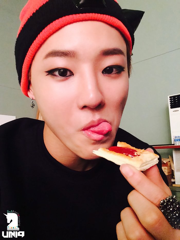 GAL5XY's tweet photo. [#니꾸PD] #유니크 데뷔 2주년 기념 선물 타임! :3 
#과거부터현재까지 #오늘이얼마남지않았어요 #EOEO   
#UNIQDAY #UNIQ #성주 #조이쉔 #문한 #승연 #이보 https://t.co/12krbAnnxA