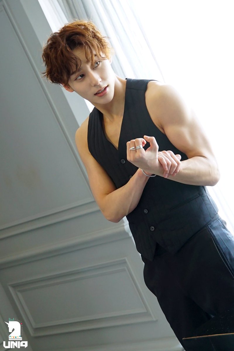 GAL5XY's tweet photo. [#니꾸PD] #유니크 데뷔 2주년 기념 선물 타임! :3 
#과거부터현재까지 #하태핫해 #섹시섹시 
#UNIQDAY #UNIQ #성주 #조이쉔 #문한 #승연 #이보 https://t.co/0QOuNUS9Ii