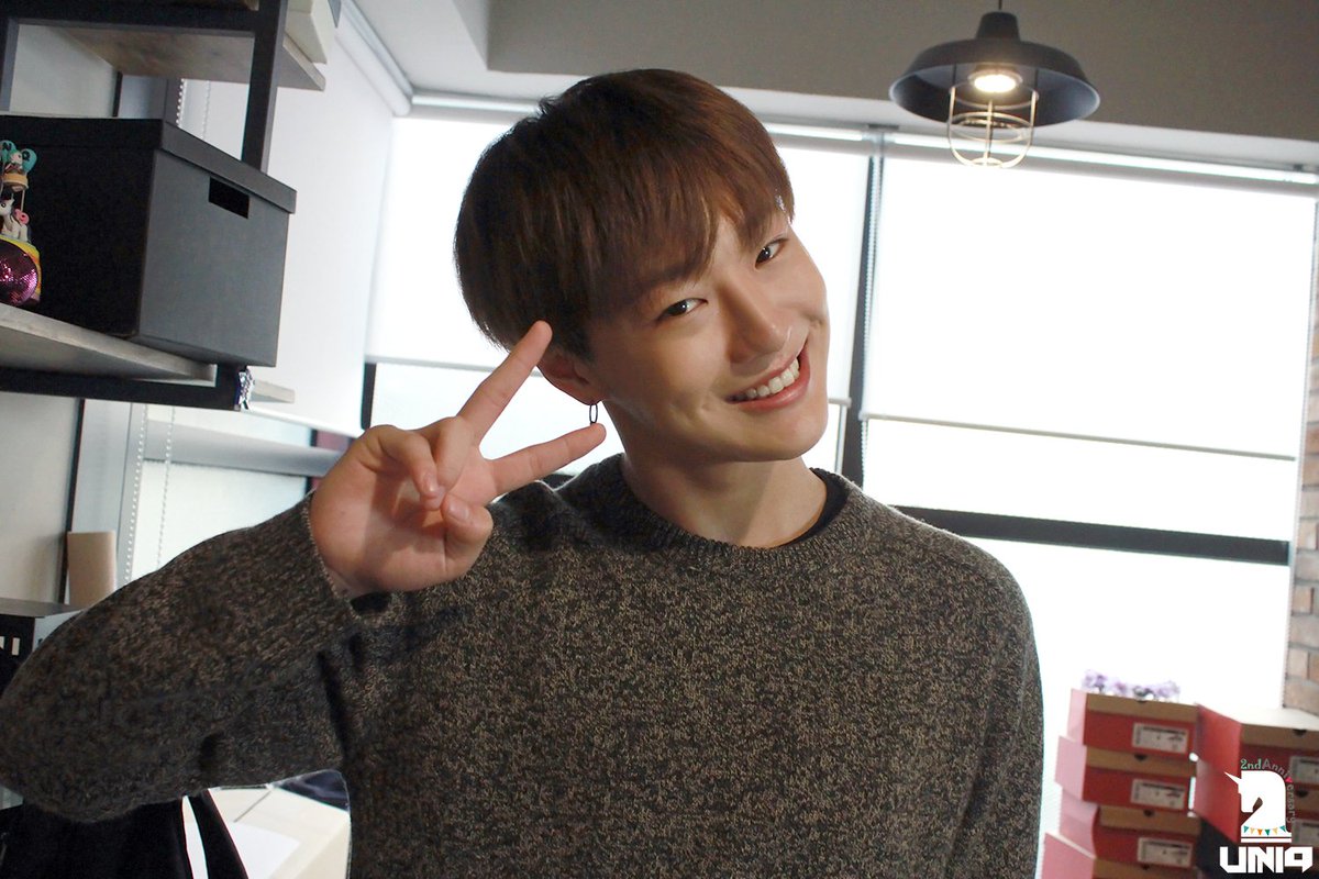 GAL5XY's tweet photo. [#니꾸PD] #유니크 데뷔 2주년 기념 선물 타임! :3 
#과거부터현재까지 #막내의자리를노리는둘째막내 #뜽요니 
#UNIQDAY #UNIQ #성주 #조이쉔 #문한 #승연 #이보 https://t.co/jMFEdV6XuE