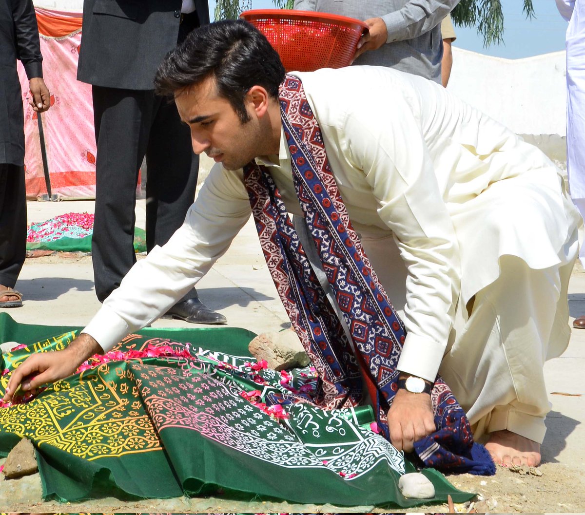 RidaBaloch's tweet photo. Pain of #KarsazMartyrs is unendurable but we have to move forward to achieve the democratic goals for a better Pakistan.
#RedSalute
#Oct2007 https://t.co/8TNPlGeqwt