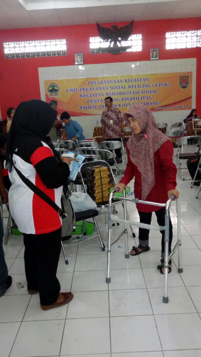 dinsosjateng's tweet photo. Unit Pelayanan Sosial Keliling di Kota Semarang penyerahan alat bantu bagi disabilitas @ganjarpranowo @KemensosRI https://t.co/atb8uOOspz