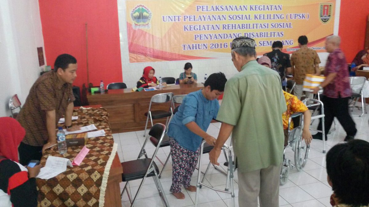 dinsosjateng's tweet photo. Unit Pelayanan Sosial Keliling di Kota Semarang penyerahan alat bantu bagi disabilitas @ganjarpranowo @KemensosRI https://t.co/atb8uOOspz
