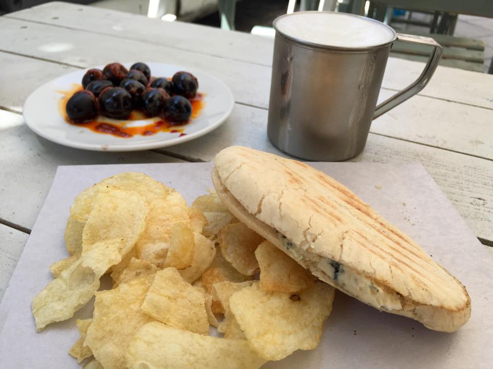 GrupoPDCLaRaza's tweet photo. Tu momento del día en #EntreCárceles es imperdonable... #SevillaHoy #tapas #tapearenSevilla #comerenSevilla #montadito #aceitunas #jarrillo https://t.co/fbw5dlvuOF