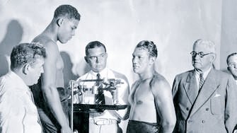 BoxingArchive's tweet image. Joe Louis and King Levinsky stripped down to weigh in before August 1935 bout. Louis needed just over 2 minutes to defeat Levinsky.

#Boxing