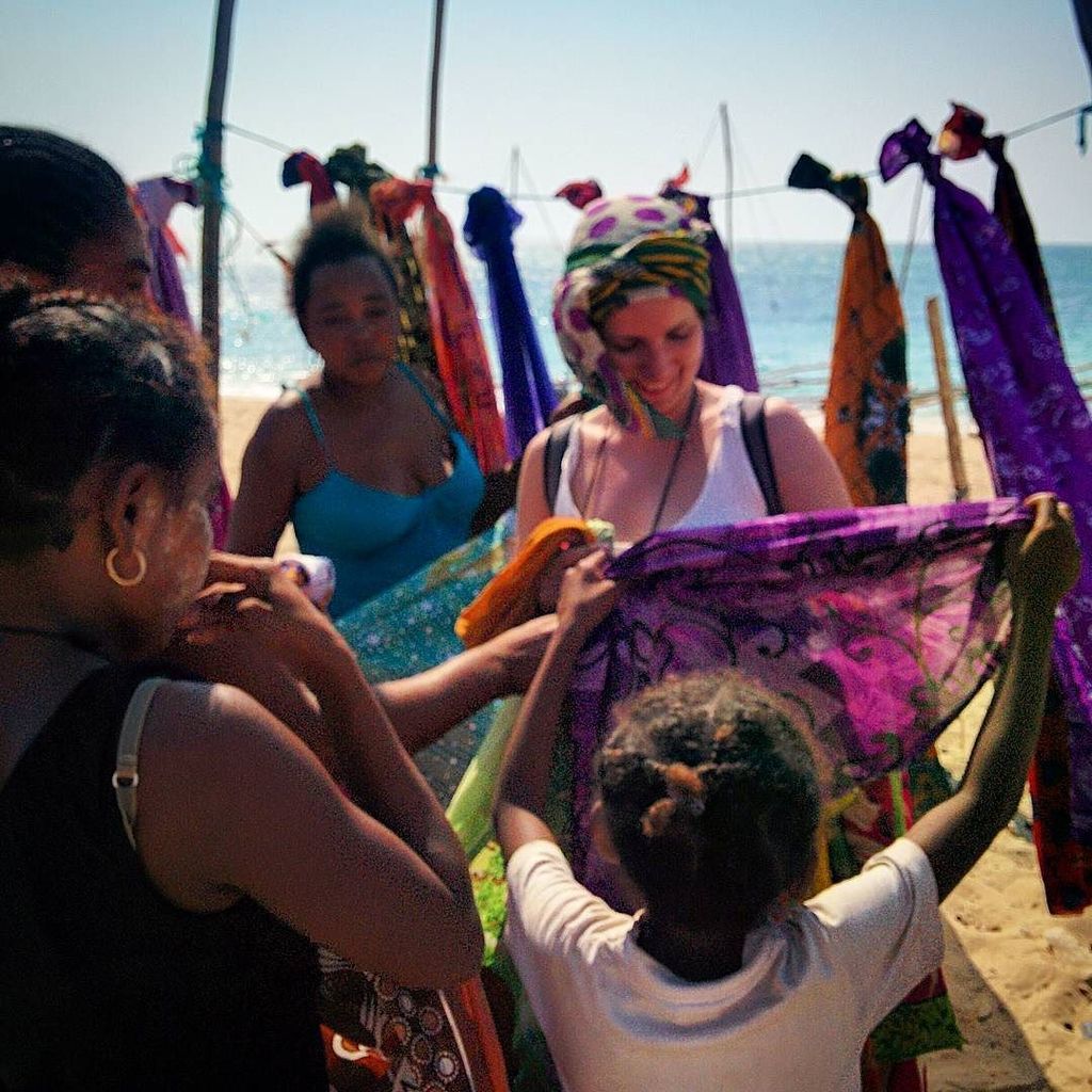 sinsistema_'s tweet photo. La @veinn seleccionando unas lambas / pareos. #shopping #lambas #Anakao #Madagascar #África #rutavd #RoadTrip #ige… https://t.co/xBEhJkqYAT