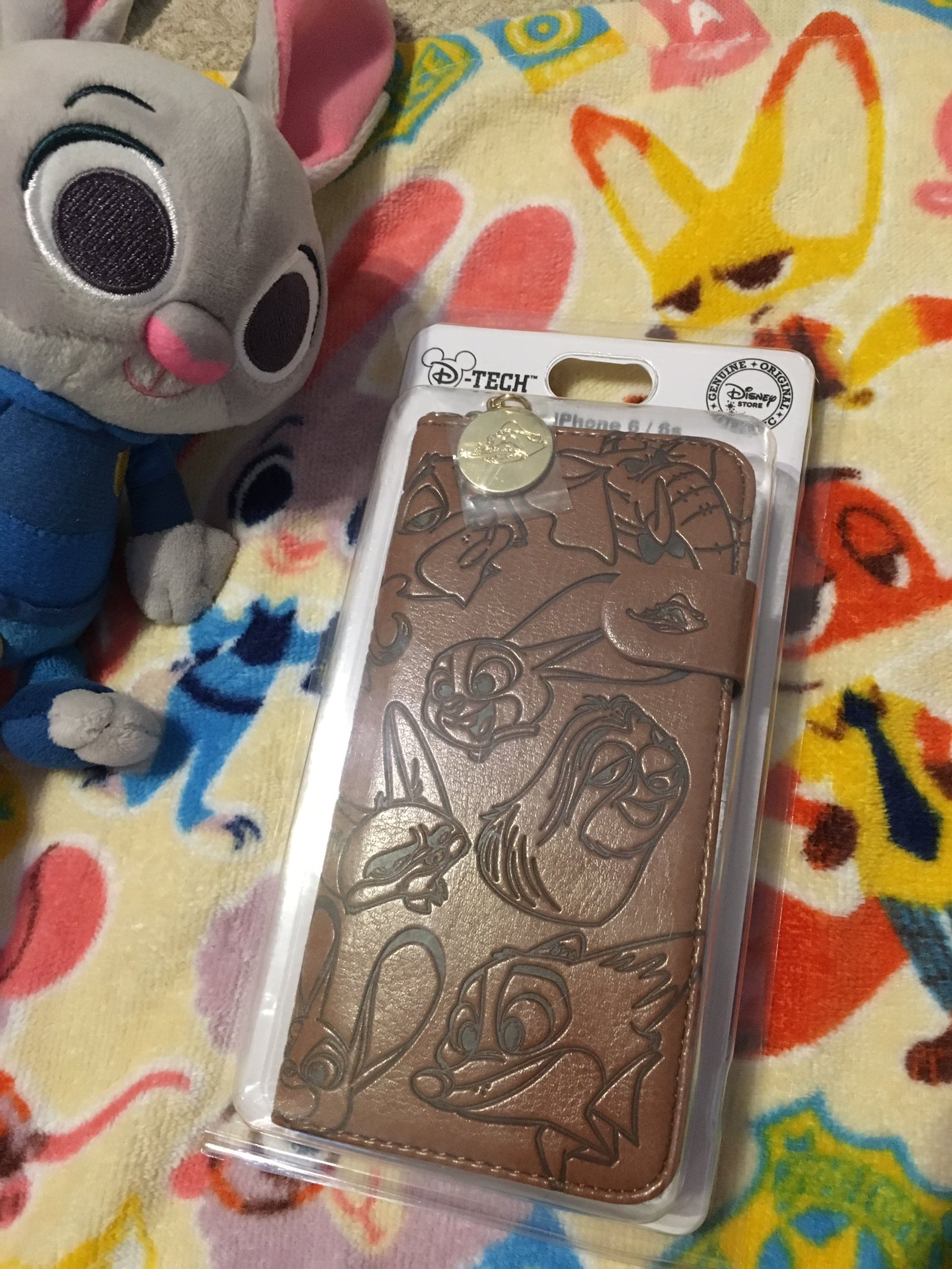 ズートピア ズトピ Iphoneケース Mr Bigをプラプラさせるのは恐れ多い 氷漬けにされる ので Zpdバッジに交換しときました 3枚目にちょい隠れミッキーおります 笑 ズートピア Zootopia グッズ