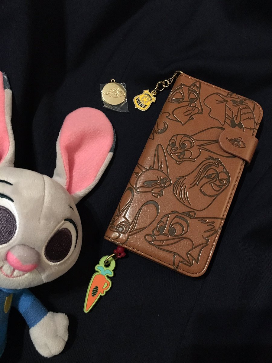 ズートピア ズトピ Iphoneケース Mr Bigをプラプラさせるのは恐れ多い 氷漬けにされる ので Zpdバッジに交換しときました 3枚目にちょい隠れミッキーおります 笑 ズートピア Zootopia グッズ