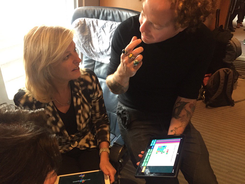BOEKBLAD's tweet image. Lucas Hirsch legt zijn Puzzeling Poetry app uit aan minister Jet Bussemaker #fbm16 #thisiswhatweshare