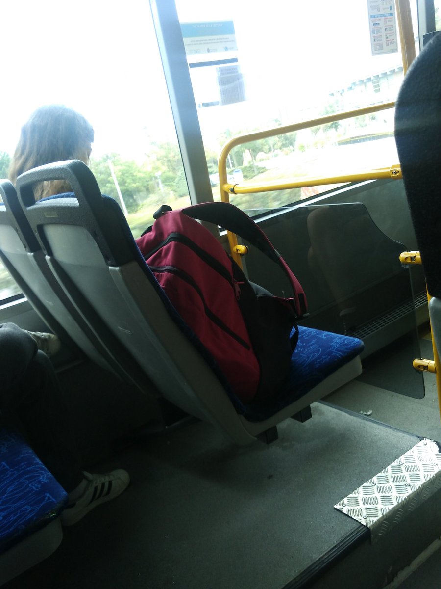 BuzzFeedEspana's tweet photo. 14 personas que encuentras en el transporte público y piensas "ojalá se baje EN EL INFIERNO" https://t.co/nGoi1p9fya https://t.co/FODHSAedt7