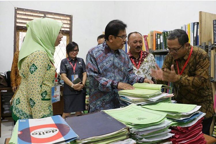 Mengunjungi Kantor Pertanahan Kab. Minahasa Utara sebelum acara Penyerahan Sertifikat HAT oleh Presiden <a href="/jokowi/">Joko Widodo</a>