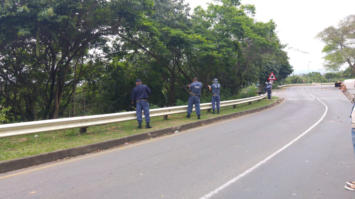 Multiple points of attack from students at #UKZN Westville <a href="/News24/">News24 🇿🇦</a>. Police stand ready.