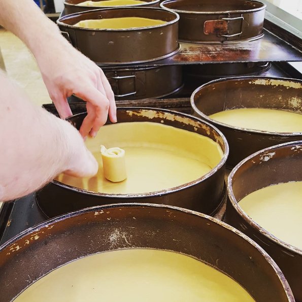 Hazelnootgebak's tweet photo. 💛 Code geel!! Appeltaart tijd - wat is er lekkerder op zo'n gure herfstdag?! 🍃 💨💨 #herfst #appeltaart #deeg #ambachtelijk https://t.co/0b1FNdODRt
