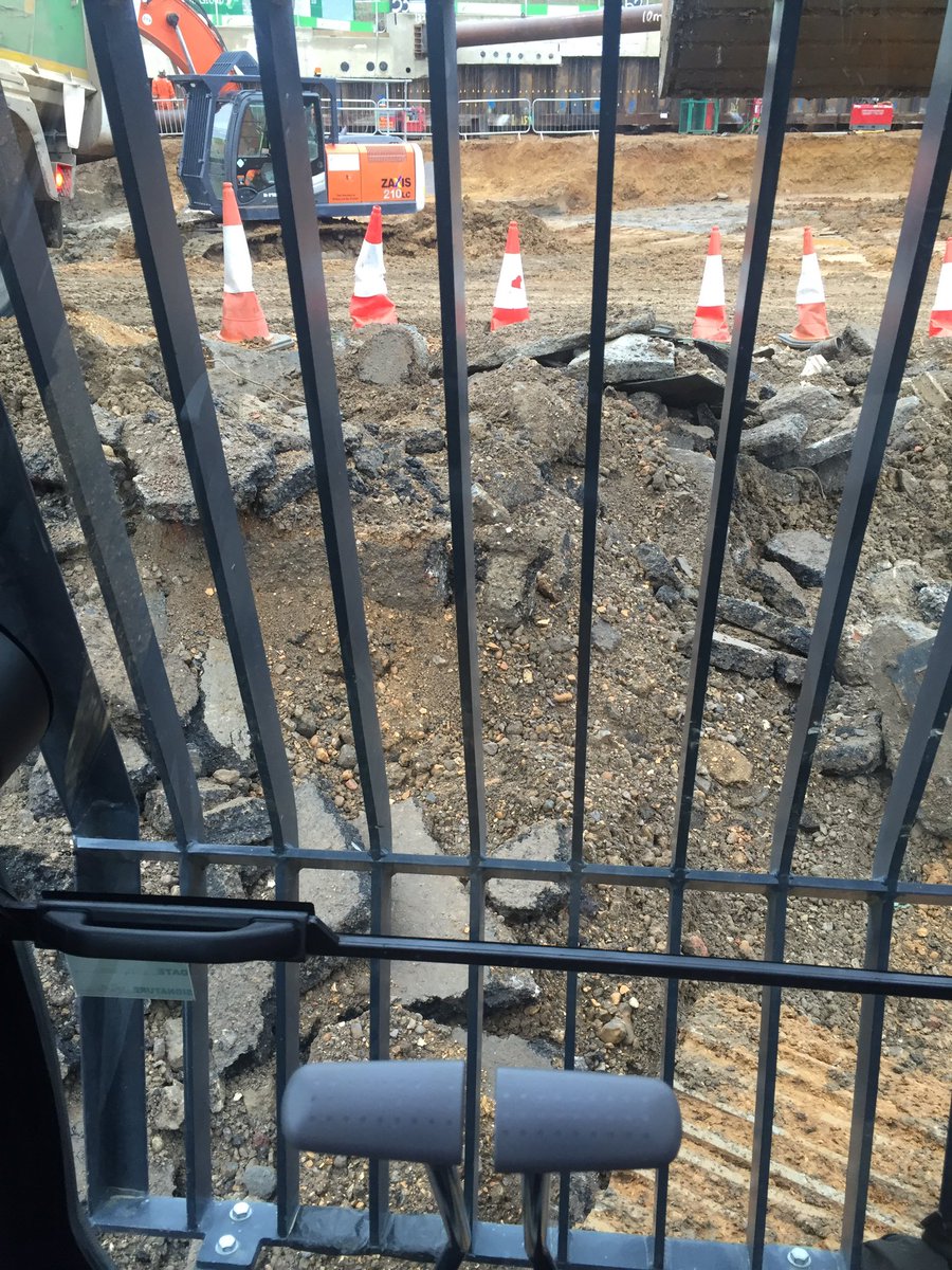 digger138's tweet photo. Trying to separate concrete , Tarmac & muck because 1 of the other drivers (idiots) decided to mix it up #surroundedbydicks https://t.co/6e1hzShwgv