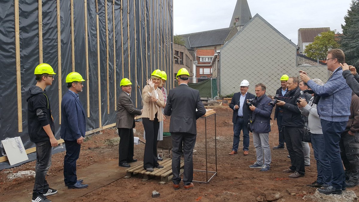 ArneFranck's tweet photo. Crevits legt eerste hand aan bouwproject VTI #Torhout https://t.co/tNVc02yqjj