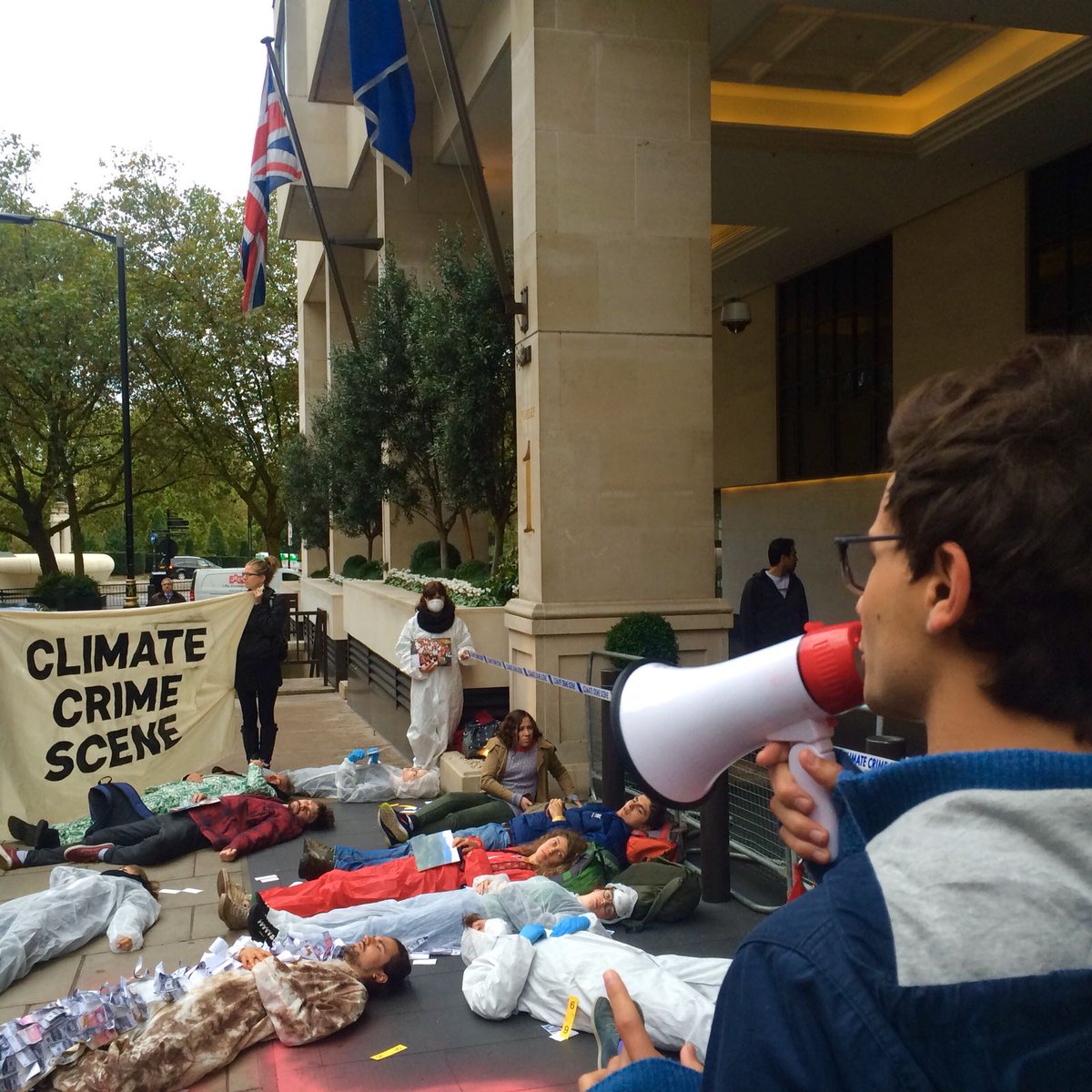 JaguarDespierto's tweet image. LIVE! Frontline communities &amp;amp; allies take over the Oil&amp;amp;Money Conf, declare it a #climatecrimescene #ReclaimPower