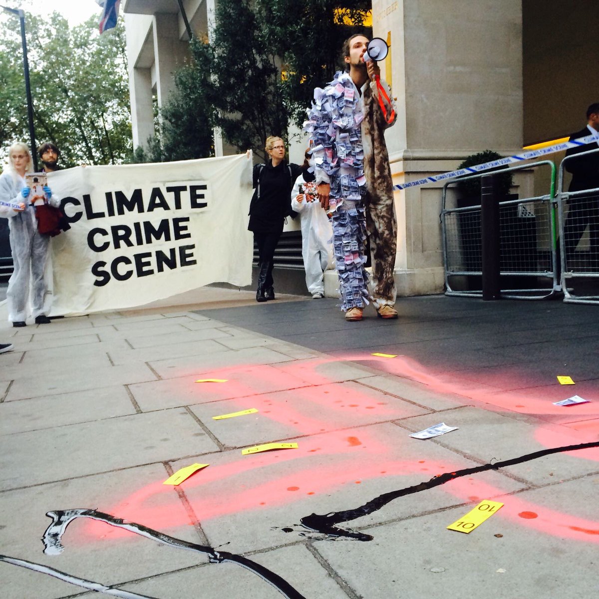350's tweet image. BREAKING: frontline communities &amp;amp; allies block access of world's top fossil fuel CEOs to Oil &amp;amp; Money Conference