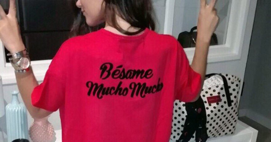 ASMMAGAZINE's tweet photo. @BlogGoldenGirl se suma a la #tendencia de las camisetas con #mensaje (romántico) https://t.co/XrOdL9r83V https://t.co/8YWPyFMvmq