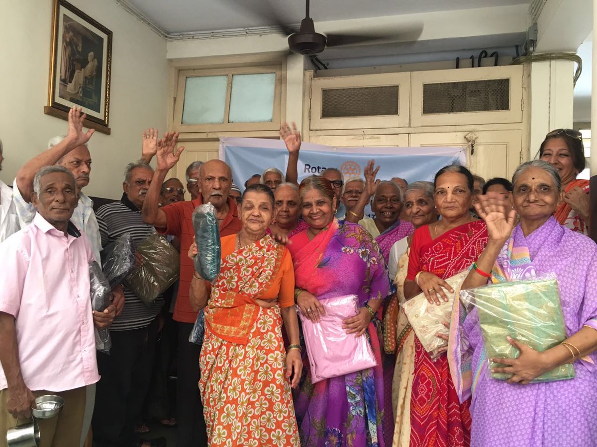 RCBWorli's tweet photo. Members of @RCBWorli at J.J Dharamshala donating clothes to the elderly citizens. #MakeADifference #RotaryBombayWorli https://t.co/EbmwvHRQMS
