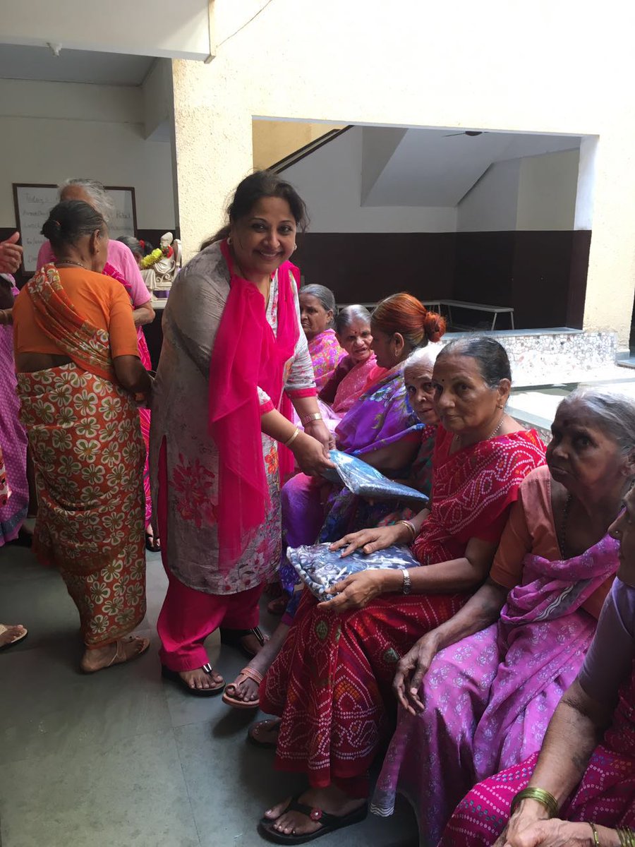 RCBWorli's tweet photo. Members of @RCBWorli at J.J Dharamshala donating clothes to the elderly citizens. #MakeADifference #RotaryBombayWorli https://t.co/EbmwvHRQMS