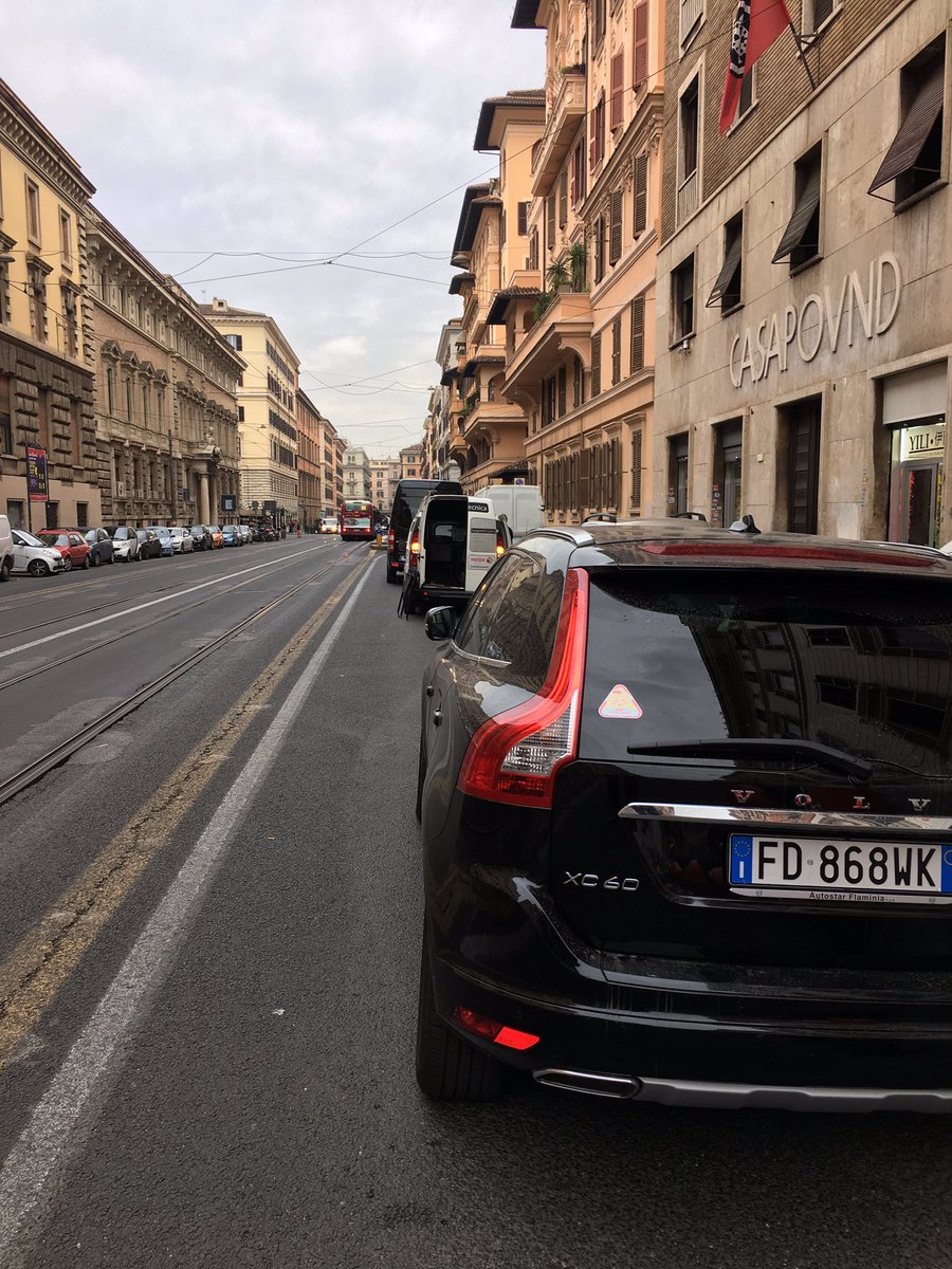 gloquenzi's tweet photo. via Napoleone III e le parallele sempre così, con auto in corsia di marcia e traffico  sulla preferenziale @PLRomaCapitale @romafaschifo https://t.co/PwcHoeagfe
