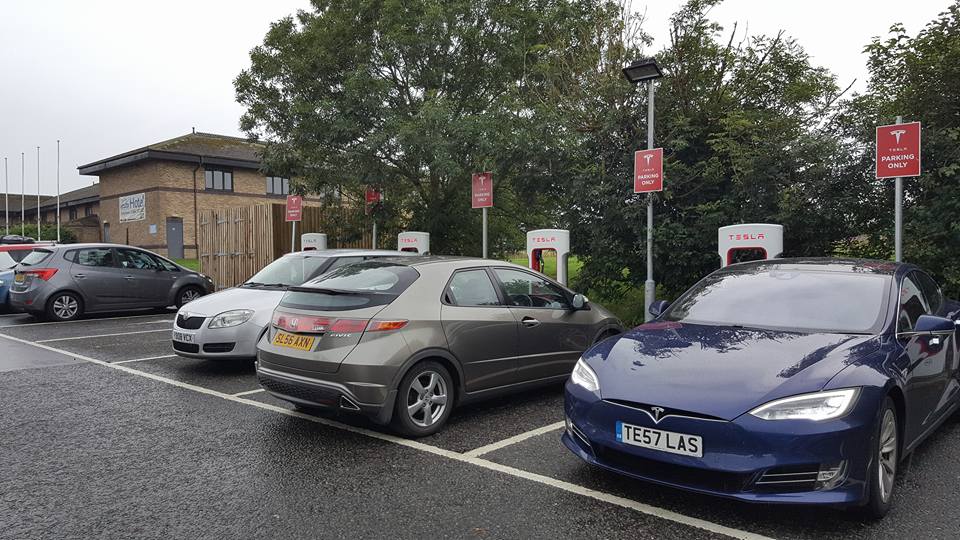 ZEVHub's tweet photo. @ZipcarUK #PARKING #ICING inconsiderate parking is a huge issue at the moment #evhubuk #evhubglobal #ICE @bobbyllew @pluginadventure https://t.co/wreHj2SQ7Y