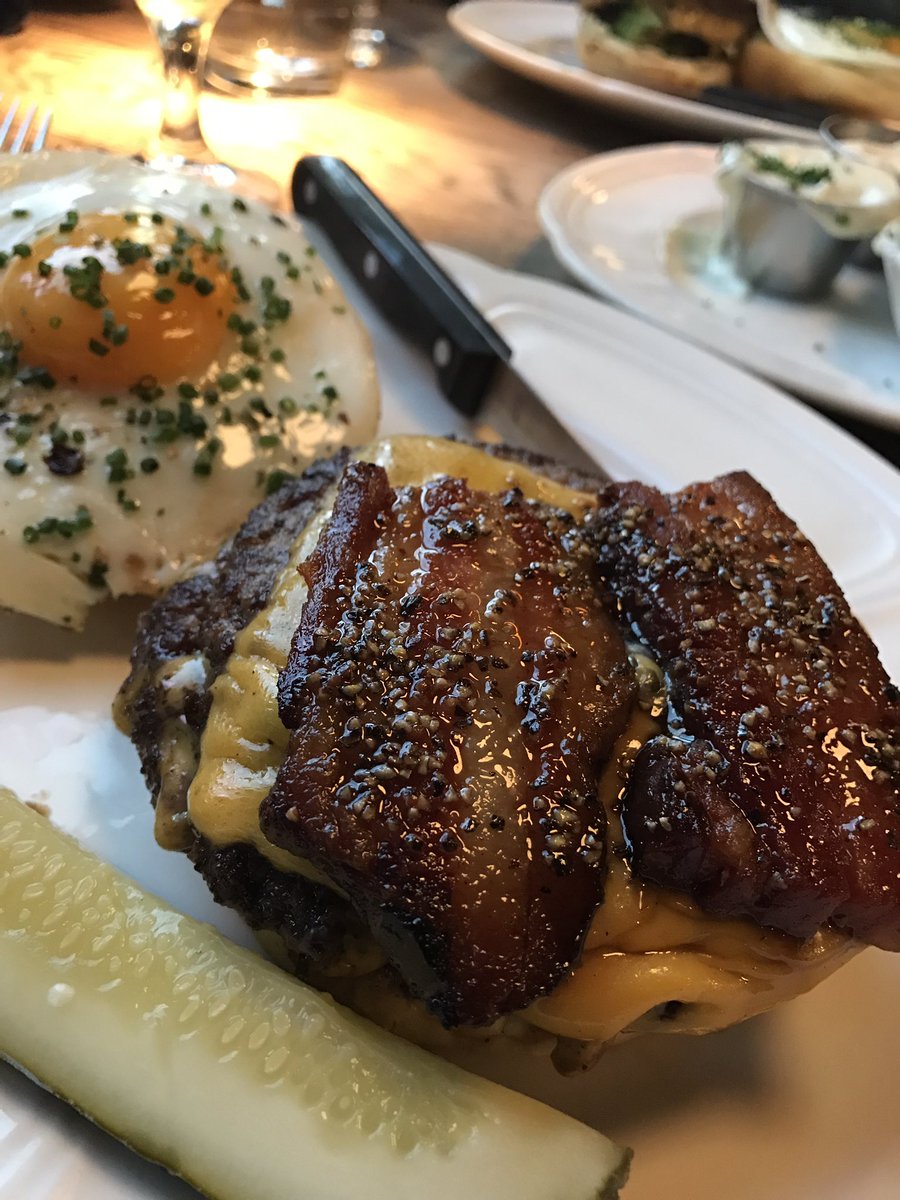 ChefRohan's tweet photo. Chicago @Au Cheval #bestburger #chefroeats #chefrohan https://t.co/wIRFjtXgQt
