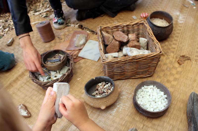 Loudunet's tweet photo. @departement86 #Arcay #Loudun #Patrimoine Les fêtes #néolithique remportent un franc succès #Néodyssée https://t.co/hSkF2eSfzt https://t.co/gq3rGUqjYu