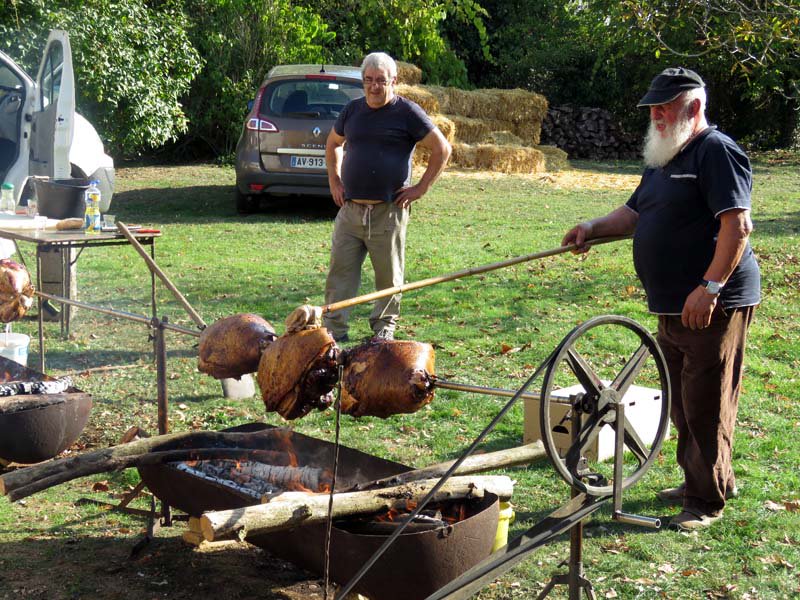 Loudunet's tweet photo. @departement86 #Arcay #Loudun #Patrimoine Les fêtes #néolithique remportent un franc succès #Néodyssée https://t.co/hSkF2eSfzt https://t.co/gq3rGUqjYu