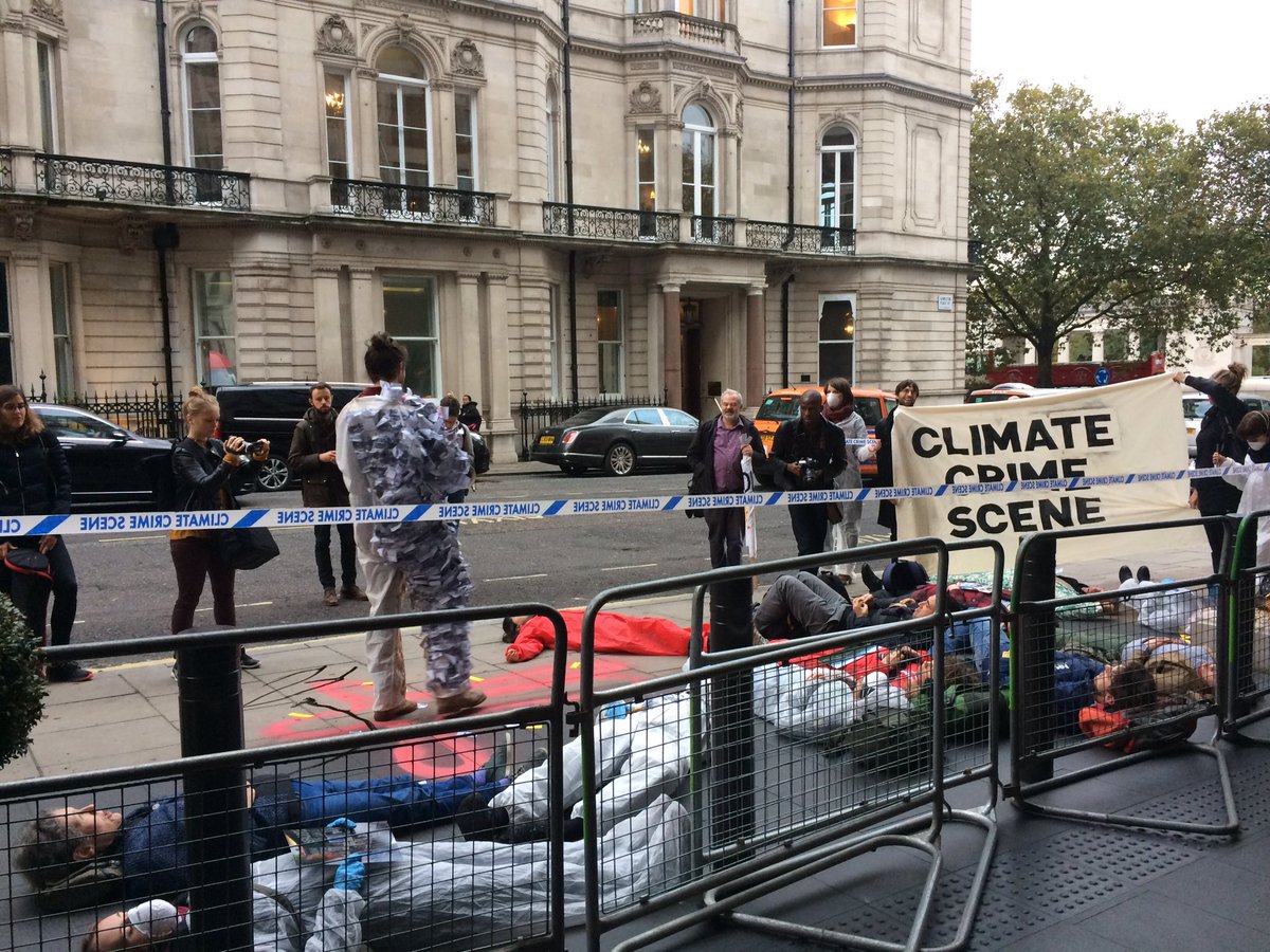 danivoskoboynik's tweet image. Now in #London: as oil CEOs meet for luxury conference to discuss "strategy for survival", activists declare it a crime scene. #OM2016