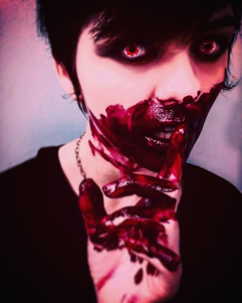 KillerQueen907's tweet photo. Happy almost Halloween my killjoys #bloodycreaturepostergirl #blood #creepygirl #Halloween https://t.co/qpE4hbNZtf