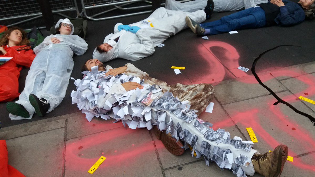 danivoskoboynik's tweet image. Now in #London: as oil CEOs meet for luxury conference to discuss "strategy for survival", activists declare it a crime scene. #OM2016