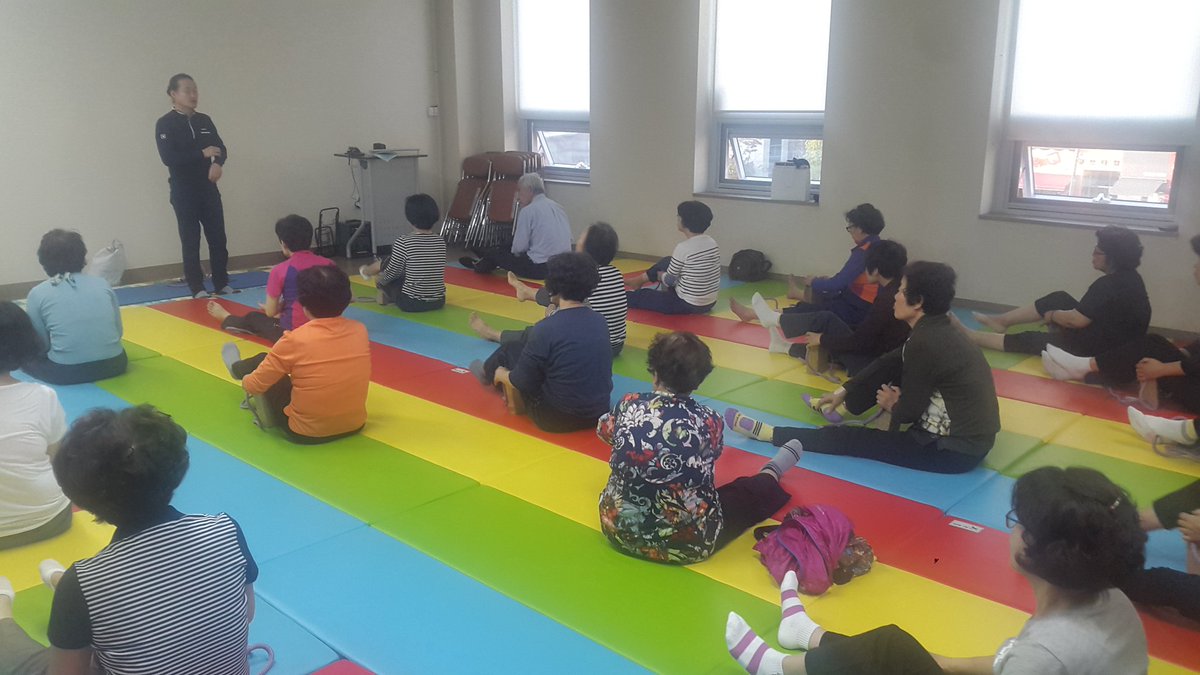 #성남시
판교보건지소에서 진행중인 힐링요가 모습입니다.