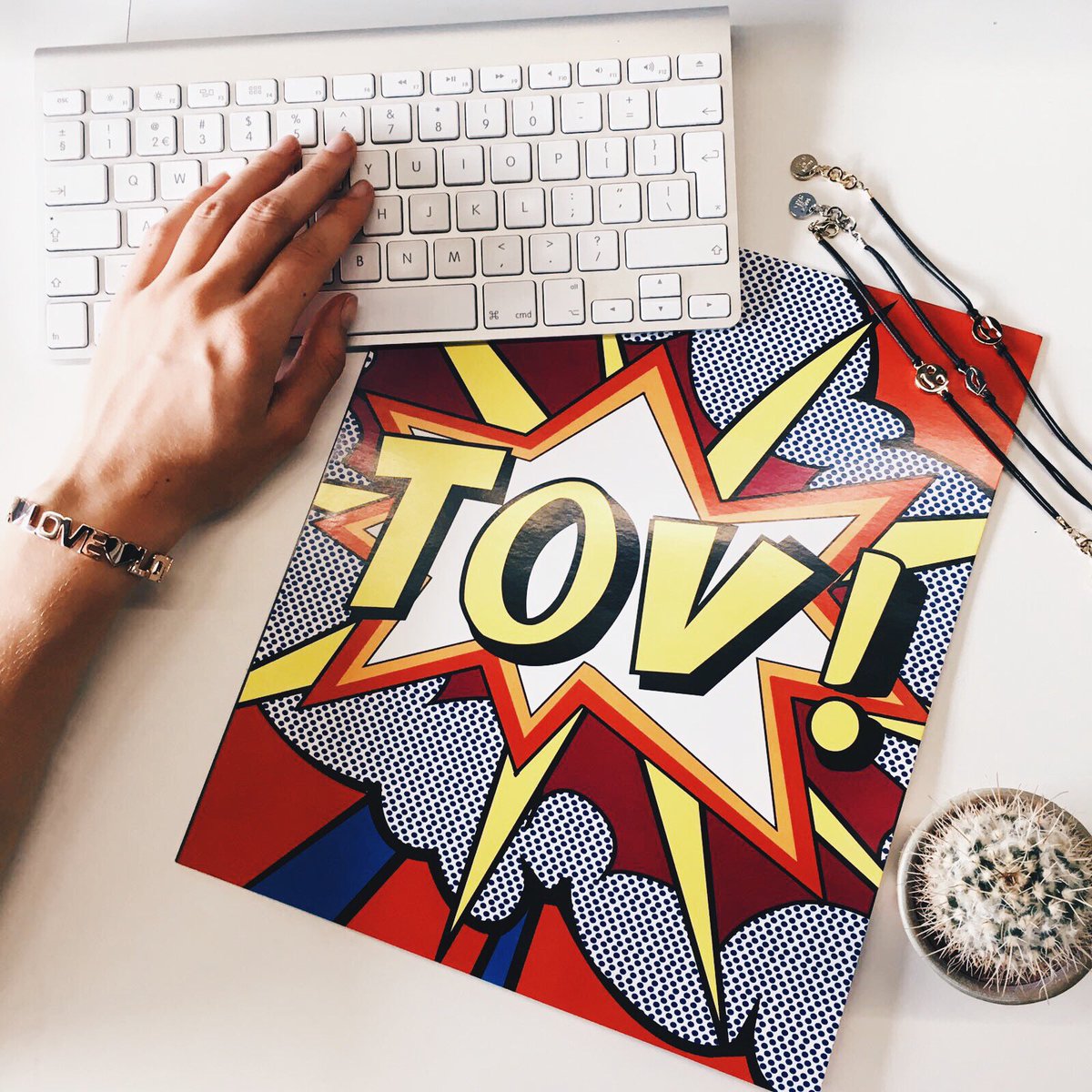TOVEssentials's tweet image. Back to Work🙋🏼 with some Limited edition jewelry ✨💛 #spreadthelove #tovessentials #lovetov #workinggirl #newcollection