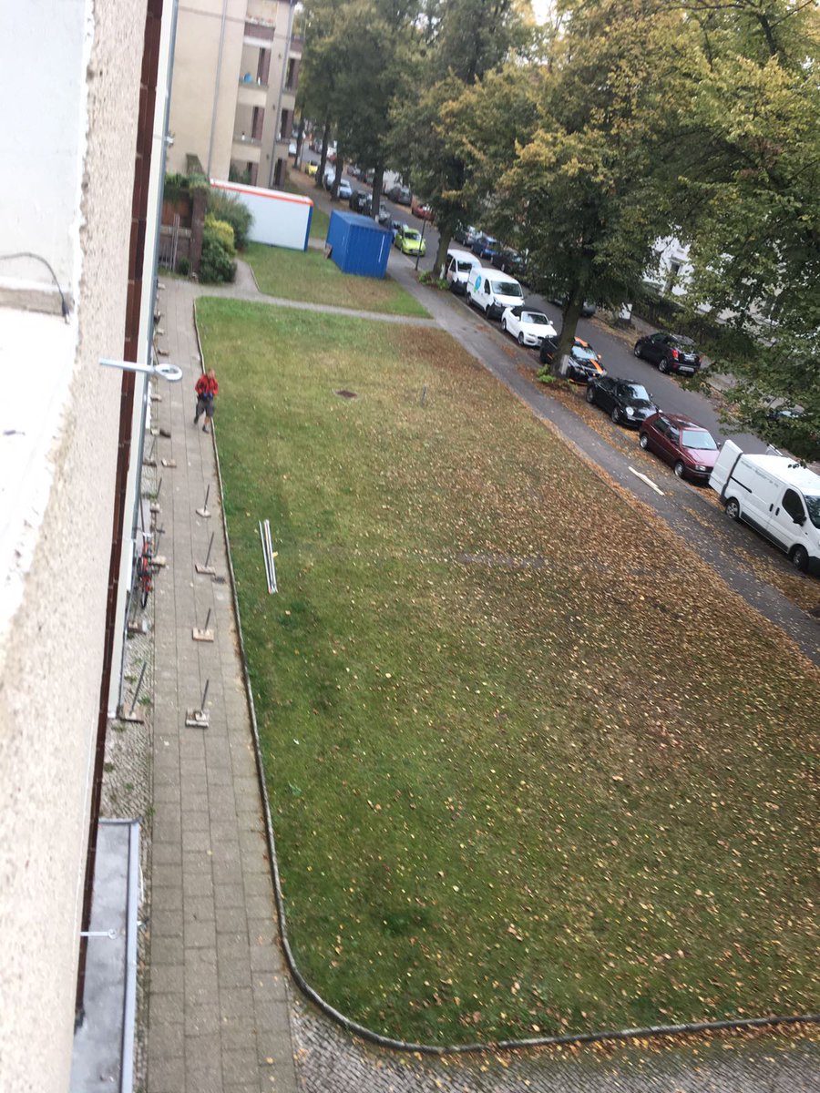 mieterprotest's tweet photo. Was baut denn die @Vonovia_SE dort vor einem denkmalgeschützten Gebäude auf? Wird das ein Gerüst? #mieterprotest https://t.co/bKVnFcKVUN