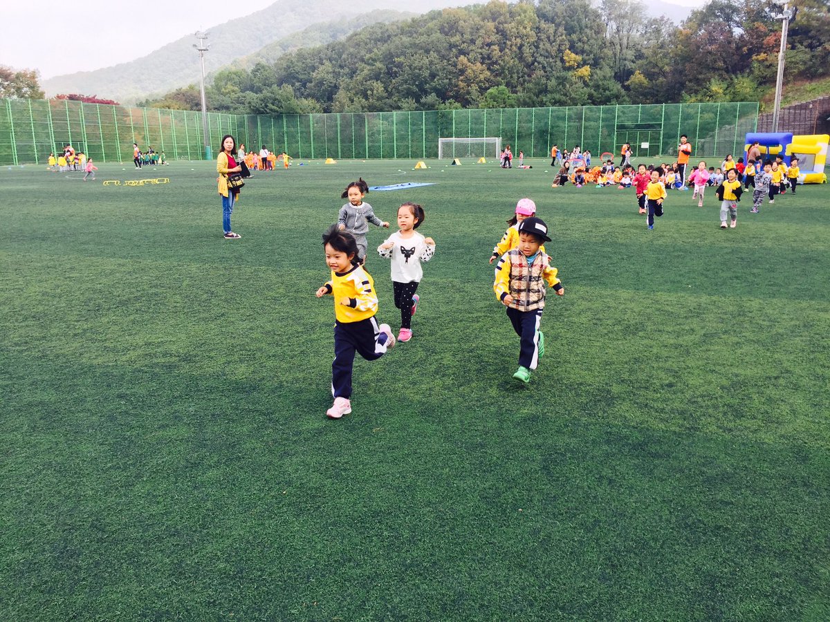 가을 맞이 친선 축구 경기가 열렸어요~   동생들은 열심히 응원을 했답니다.
응원 받은 형님들이 1승을 했답니다!