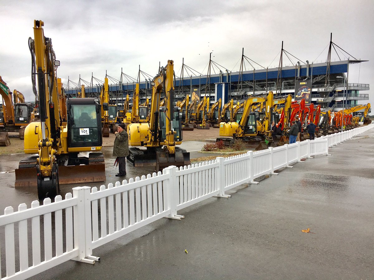 DiggerManBlog's tweet photo. Impressive and wide variety of large and small kit here today @IronPlanetEU @FinningNews #IPRockingham https://t.co/UbFhiEszGF