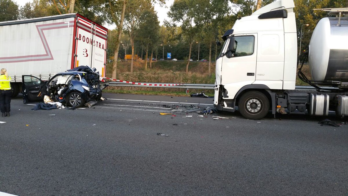 POL_Gouda's tweet image. Dit was een @Renault_NL  Kadjar... De bestuurder is zojuist zelf het ziekenhuis uitgelopen. Ongelooflijk! #A12 #gelukbijeenongeluk ^nh