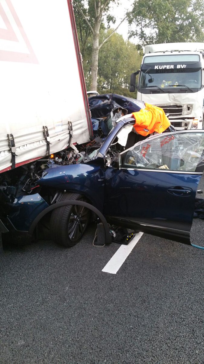 POL_Gouda's tweet image. Dit was een @Renault_NL  Kadjar... De bestuurder is zojuist zelf het ziekenhuis uitgelopen. Ongelooflijk! #A12 #gelukbijeenongeluk ^nh