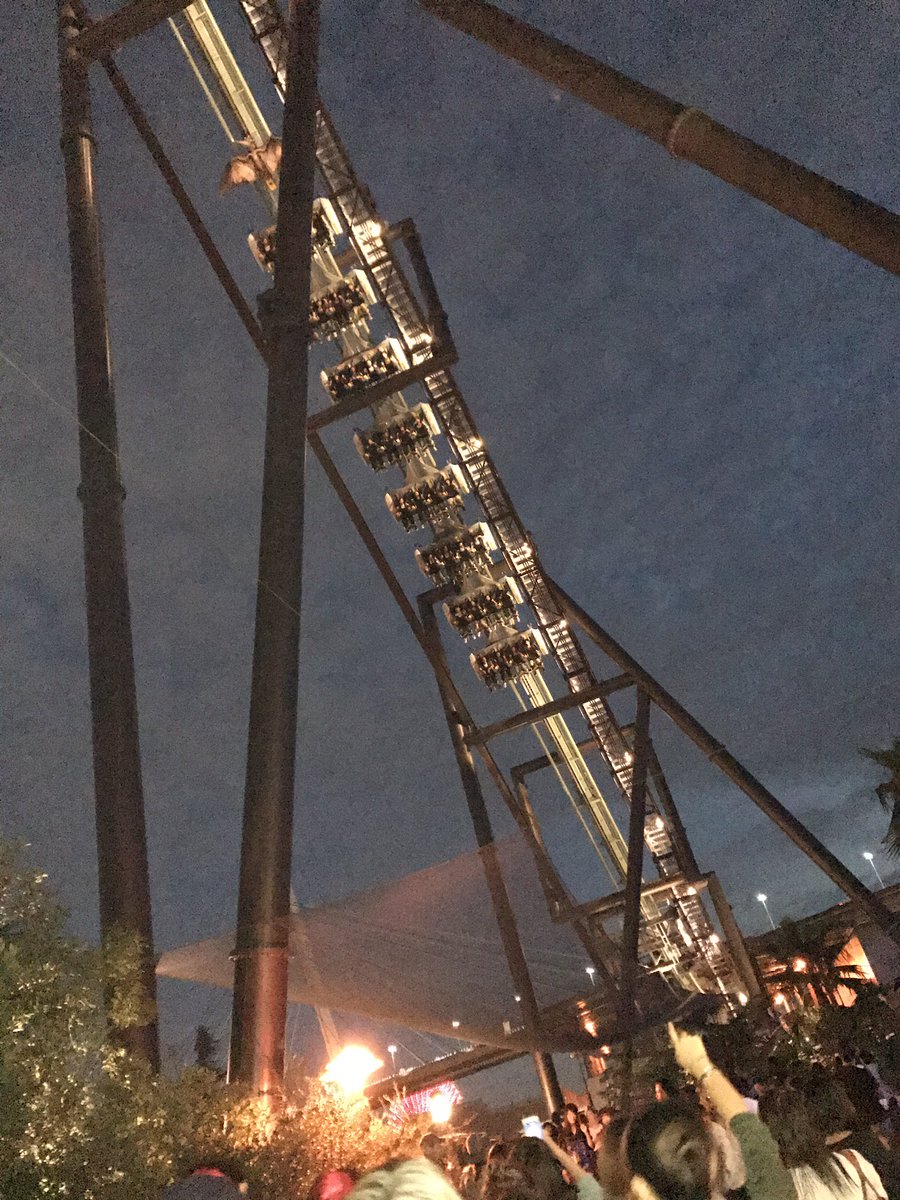 adgjmtgjmj's tweet photo. フライングダイナソー
止まってる😱😱
救助してる。
#ユニバ
#フライングダイナソー https://t.co/wQNpsmfAbm